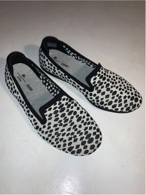 Women's Clarks Cloudsteppers Flats Size 9.5 wide Black and White Animal Print